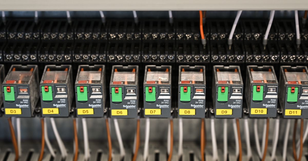 Panel de relés y borneras en gabinete de protección eléctrica